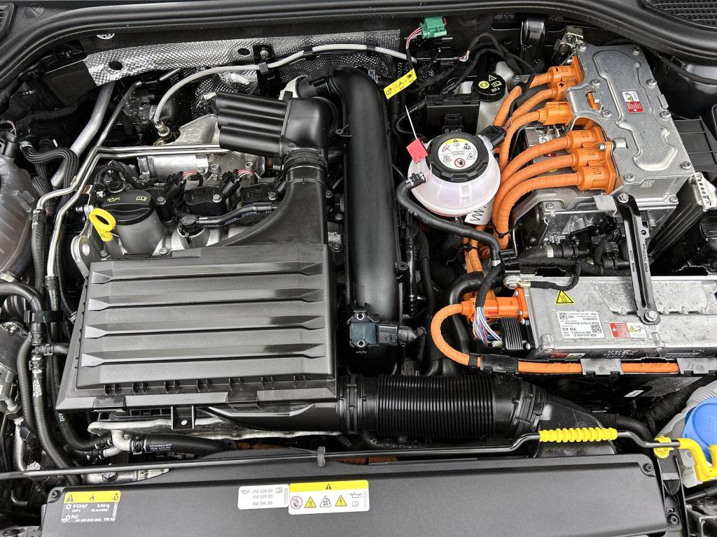 Volkswagen Golf 1.4 ehybrid style | lage km stand! | navigatie | apple carp