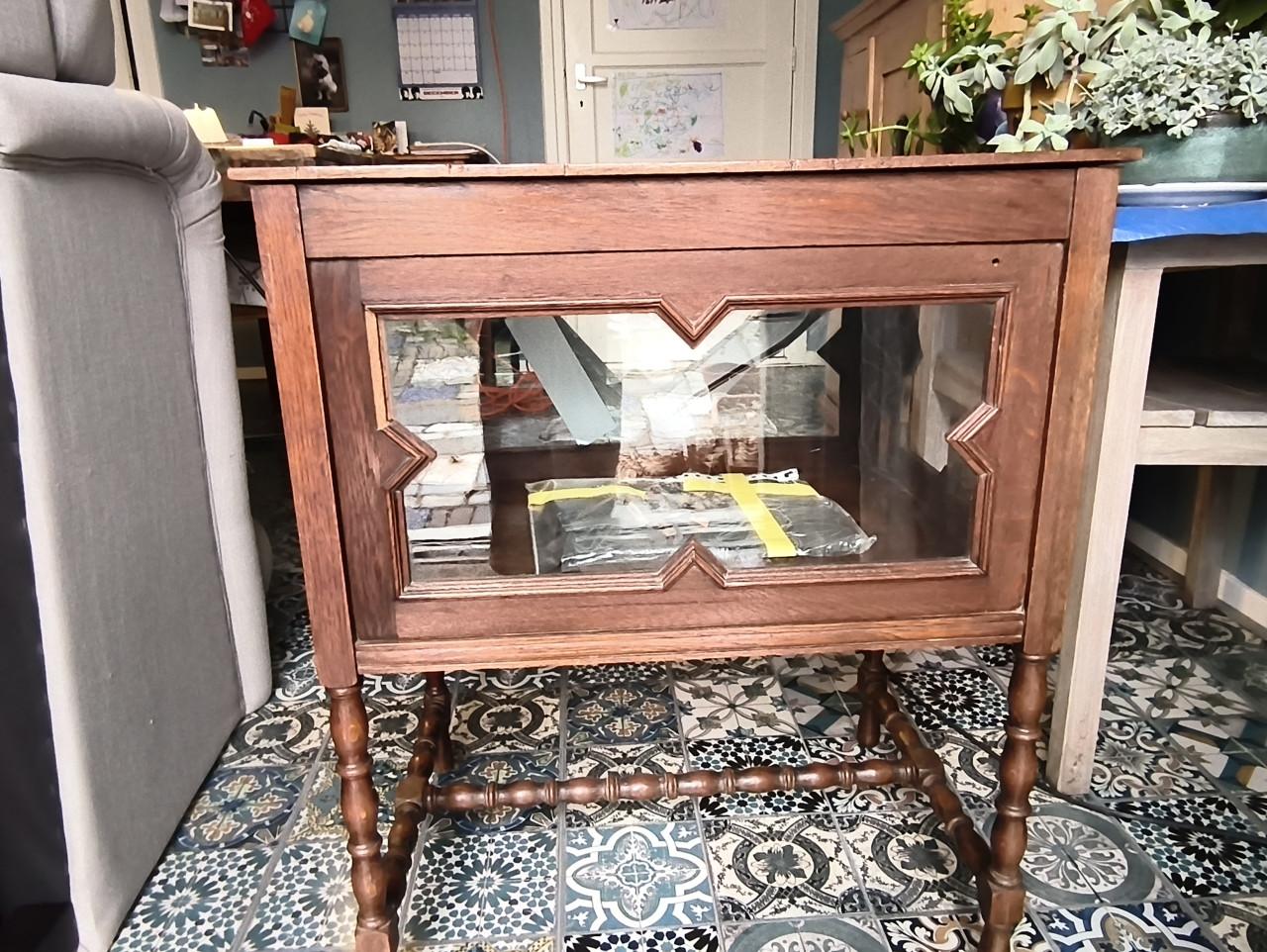 Antiek thee/vitrine-meubel opknapper. GERESERVEERD!!