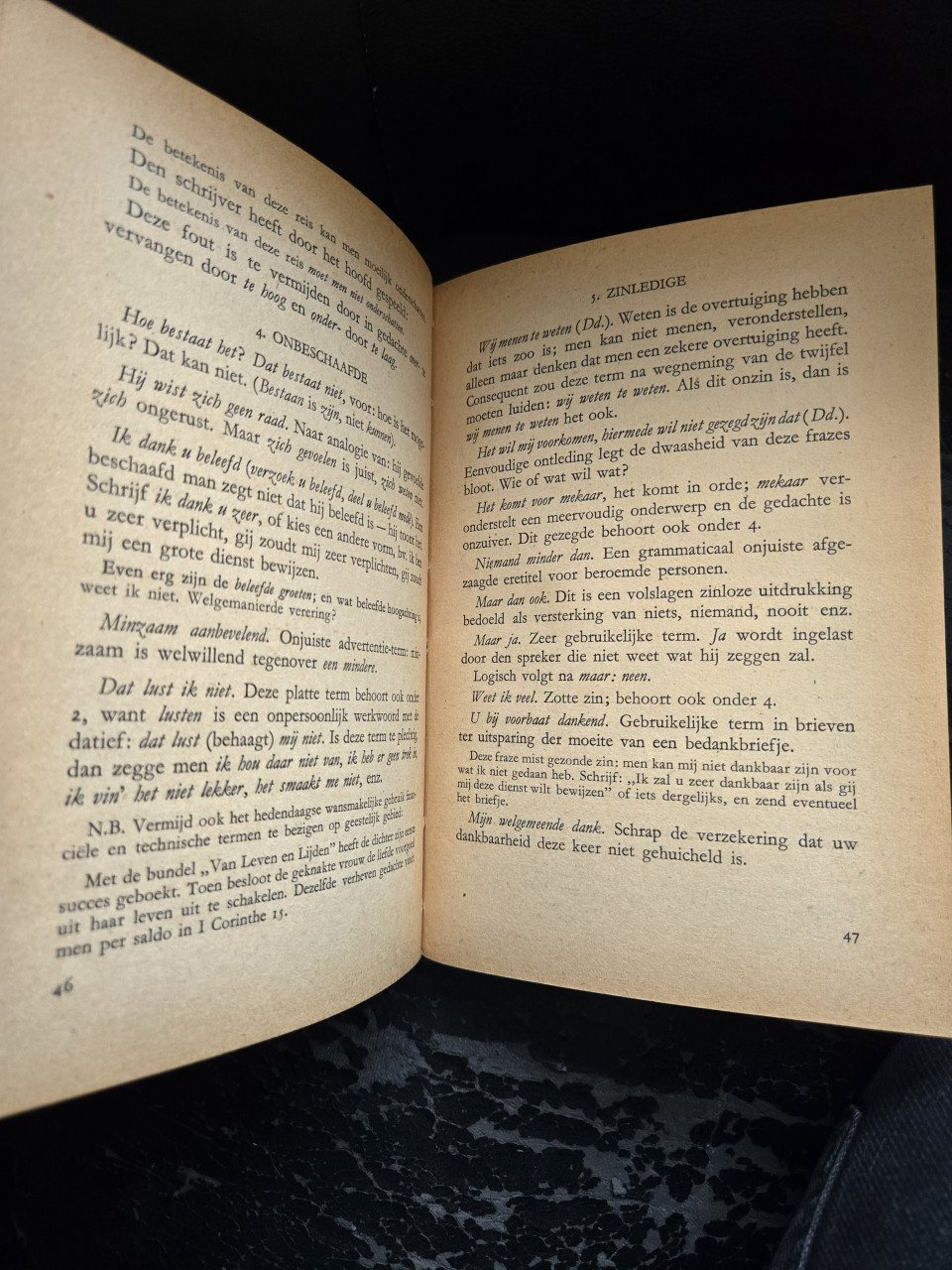Boek: Is dat goed Nederlands?  6e druk 1944  Charivarius