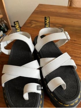Mooie witte Dr. Martins sandalen