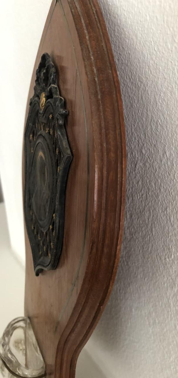 Mooi gedetailleerd brocante wijwaterbakje op houten plaatje