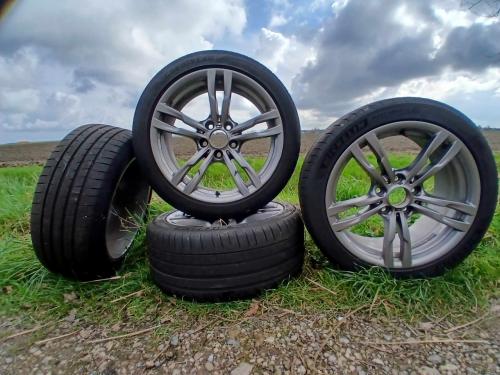 Mooie lichtmetalen velgen BMW M-sport met 18 inch zomerbanden (breedte set)