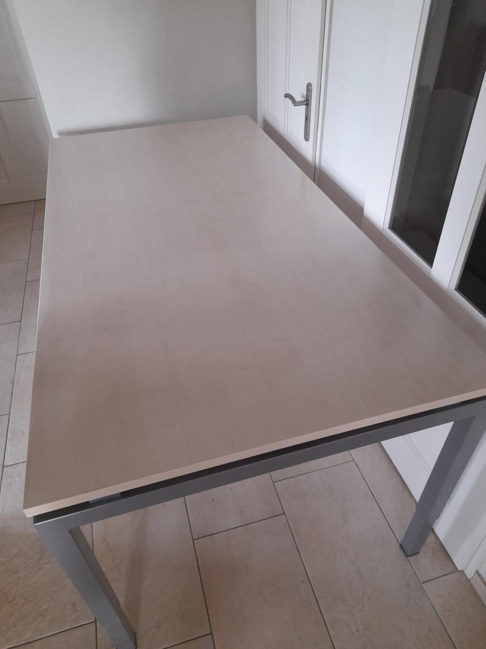 Bureau 100 x 200 (in hoogte verstelbaar van  62/82 cm) in goede staat!