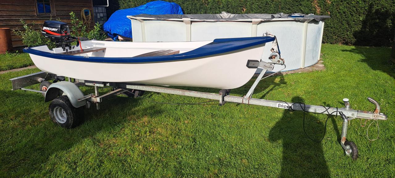 Motorbootje met trailer en buitenboordmotor