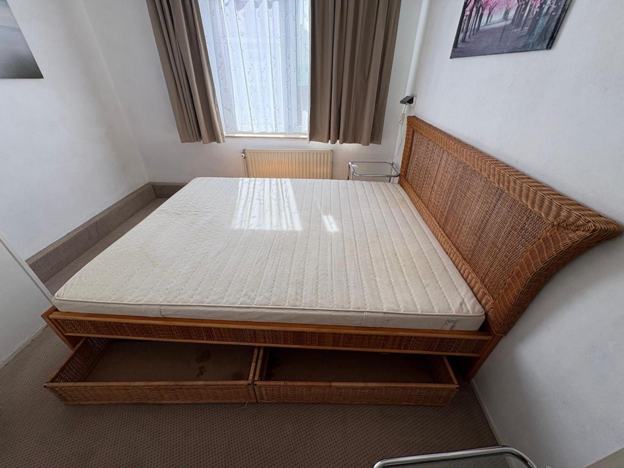 2-persoonsbed met schone matras en onderschuiflades 160 cm breed