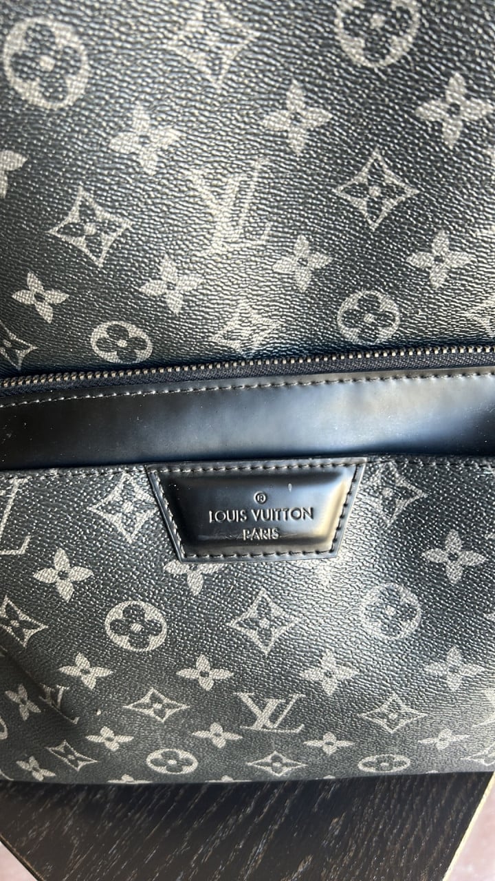 Stevige rugtas Louis Vuitton 30,00 euro.