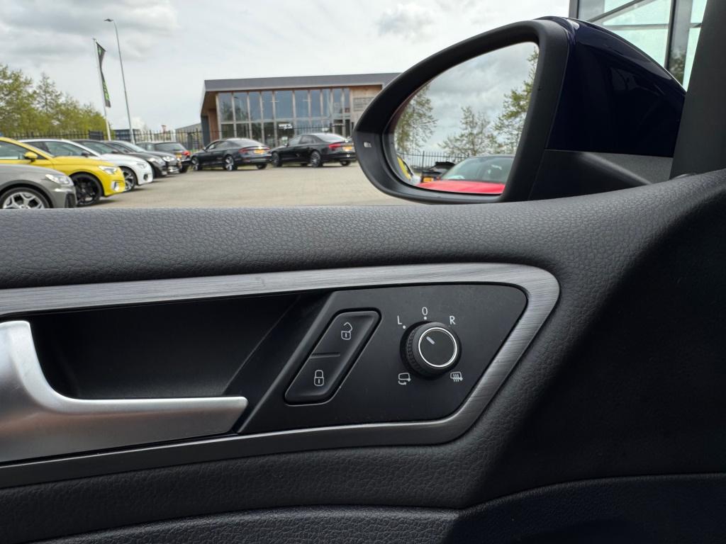 Volkswagen Golf 1.0 tsi * panoramadak * camera * navigatie * massage stoel