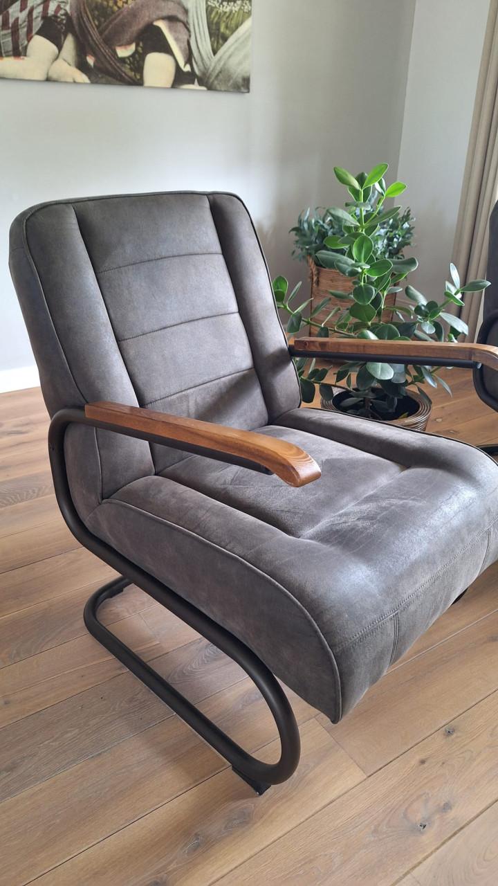 2 stuks fauteuil met houten leuning
