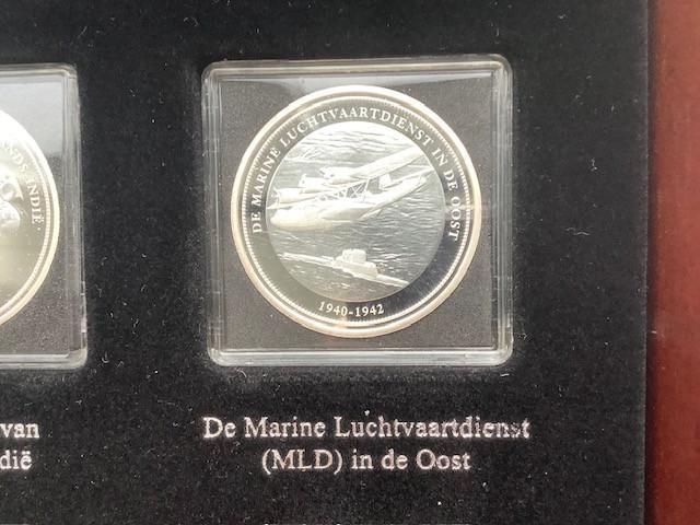 16 penningen Het Koninkrijk der Nederlanden in oorlog.