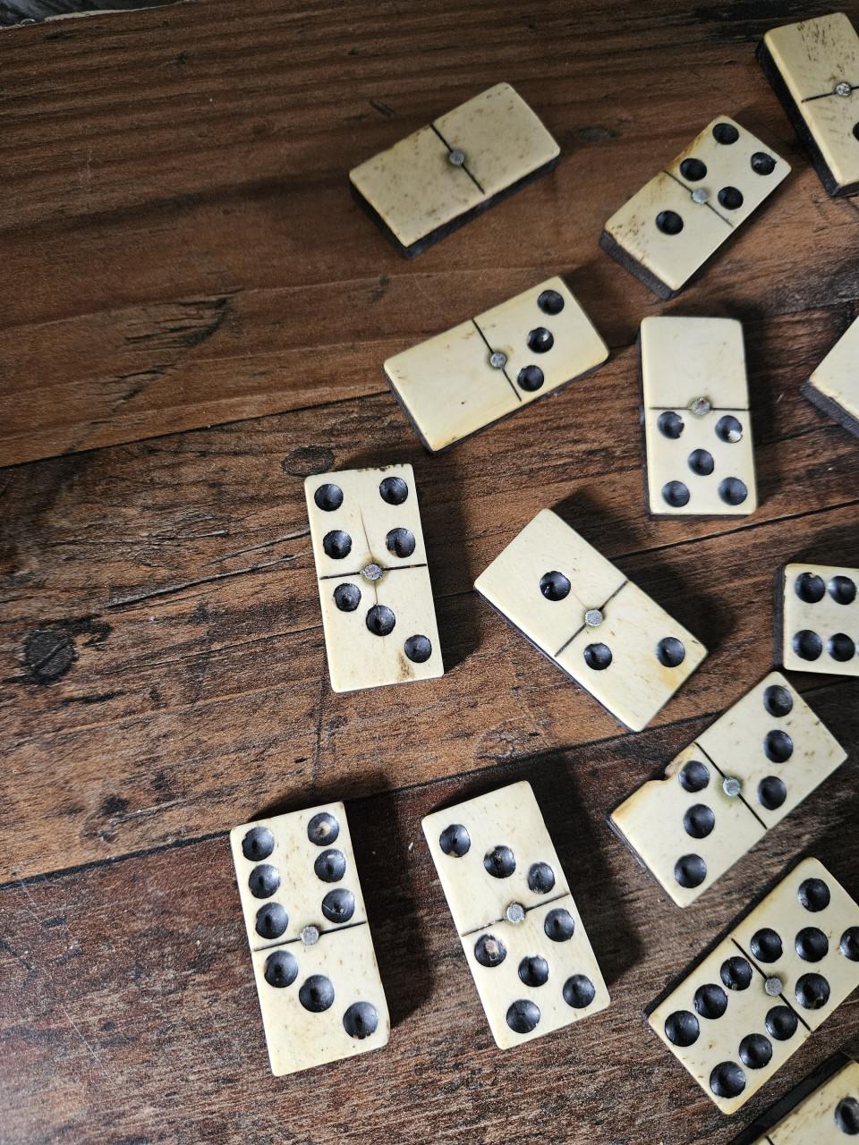 Antiek Domino Spel - van been metalen pin met houten doosje