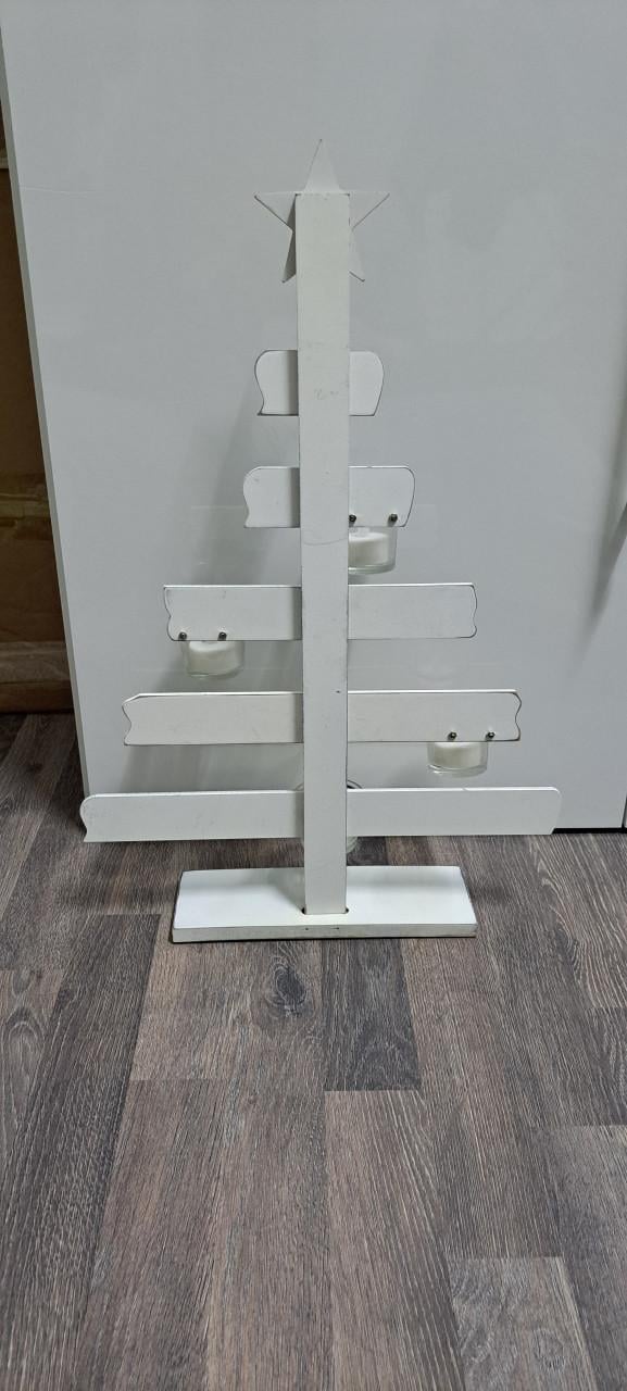 Houten kerstboom met waxinelicht houders.