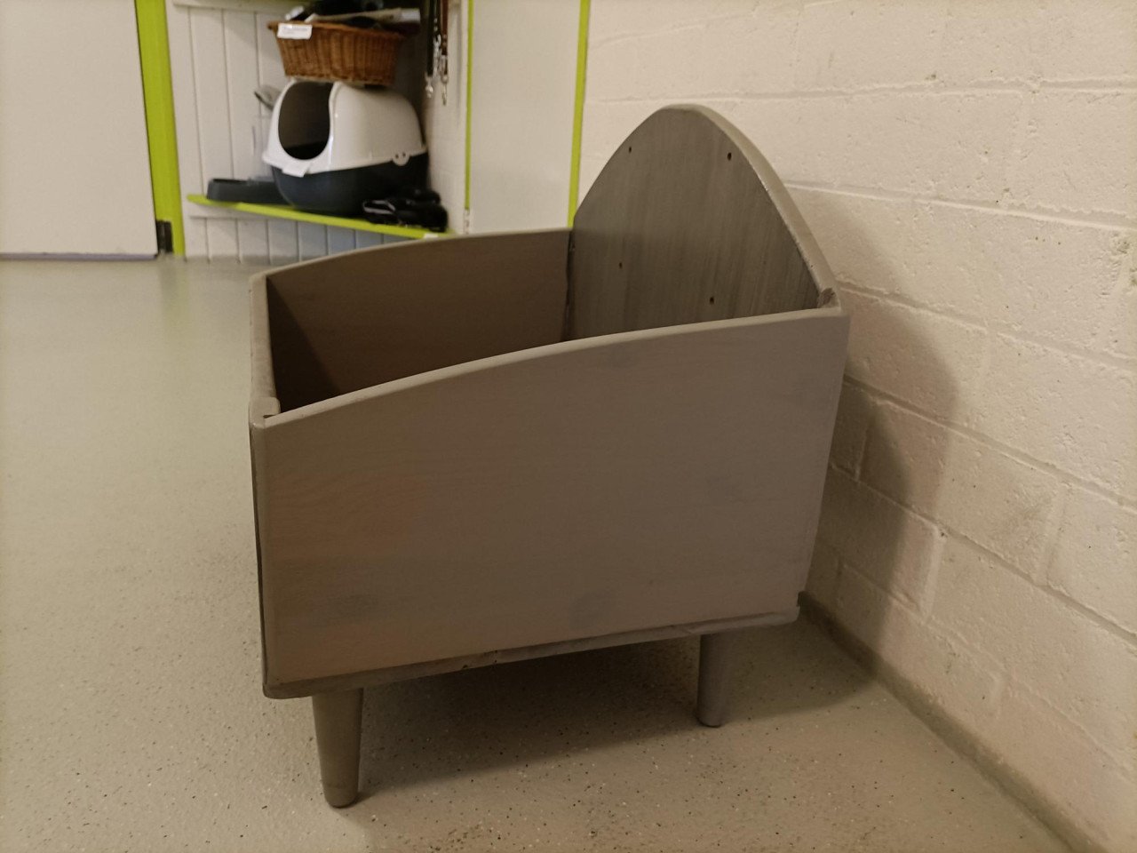 Houten hondenmand (grijs geschilderd)
