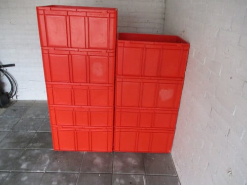 9 zgan kunstof kratten , afm. 60-40-30 cm