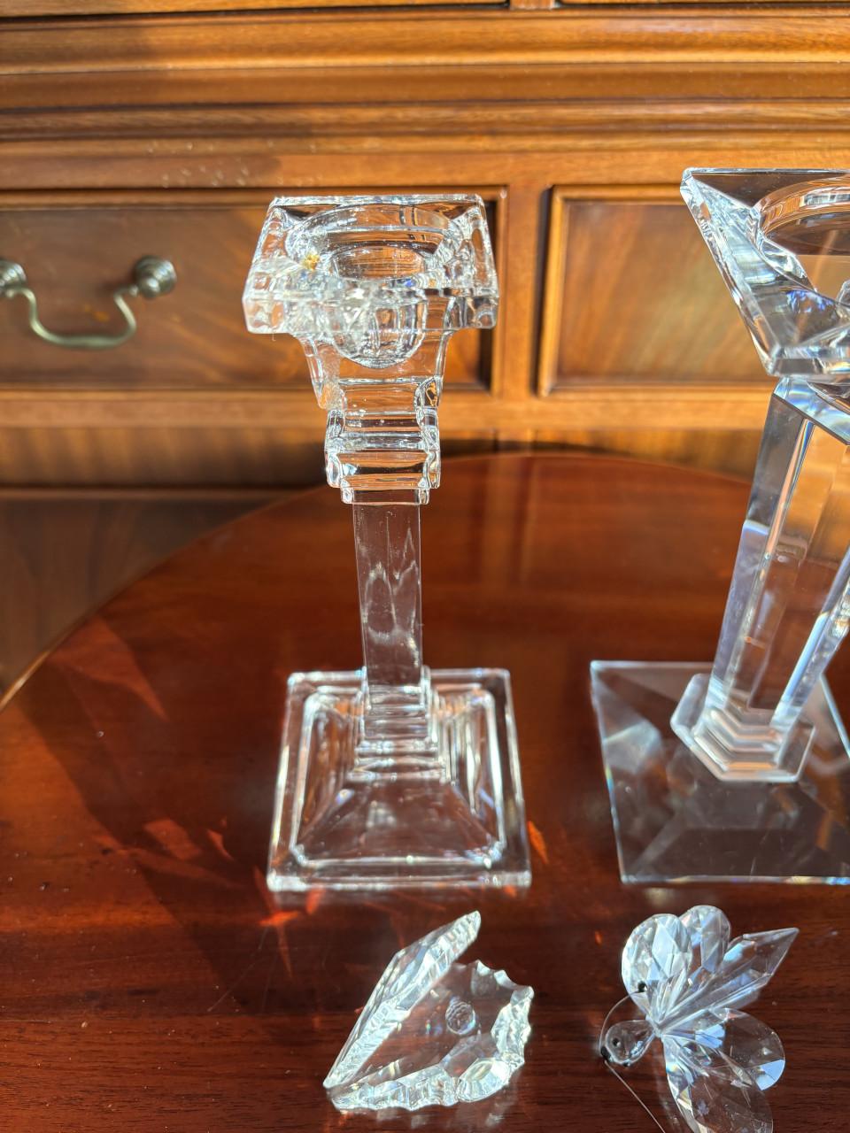 KRISTALLEN KANDELAARS EN 2 ZWAROWSKI  BEELDJES