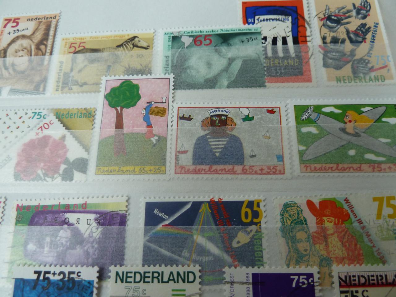 STOCKBOEK MET RUIM 650 NED.ZEGELS