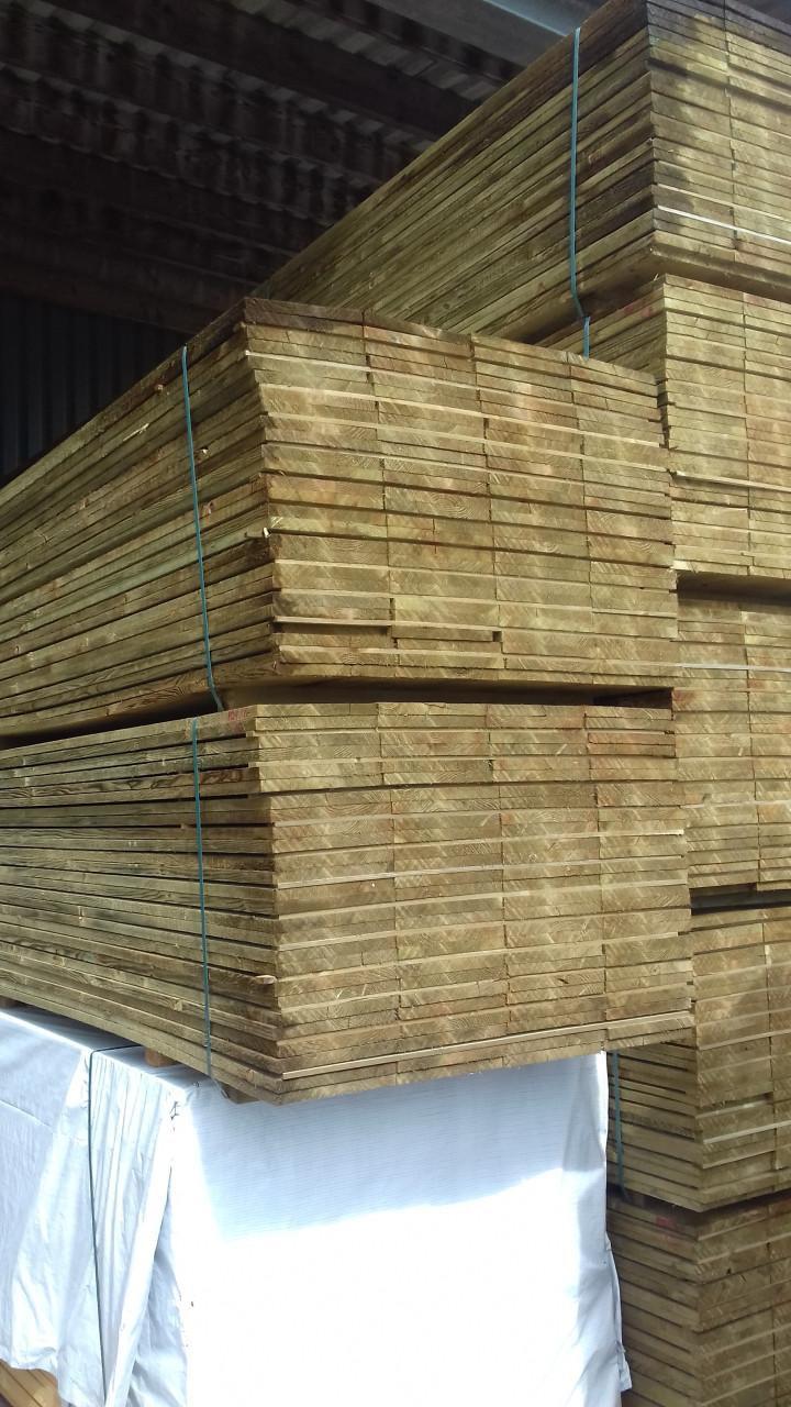 Gewolmaniseerde zwarte potdekselplank 25x275. 500 of 600cm. €6,75 p/m1.