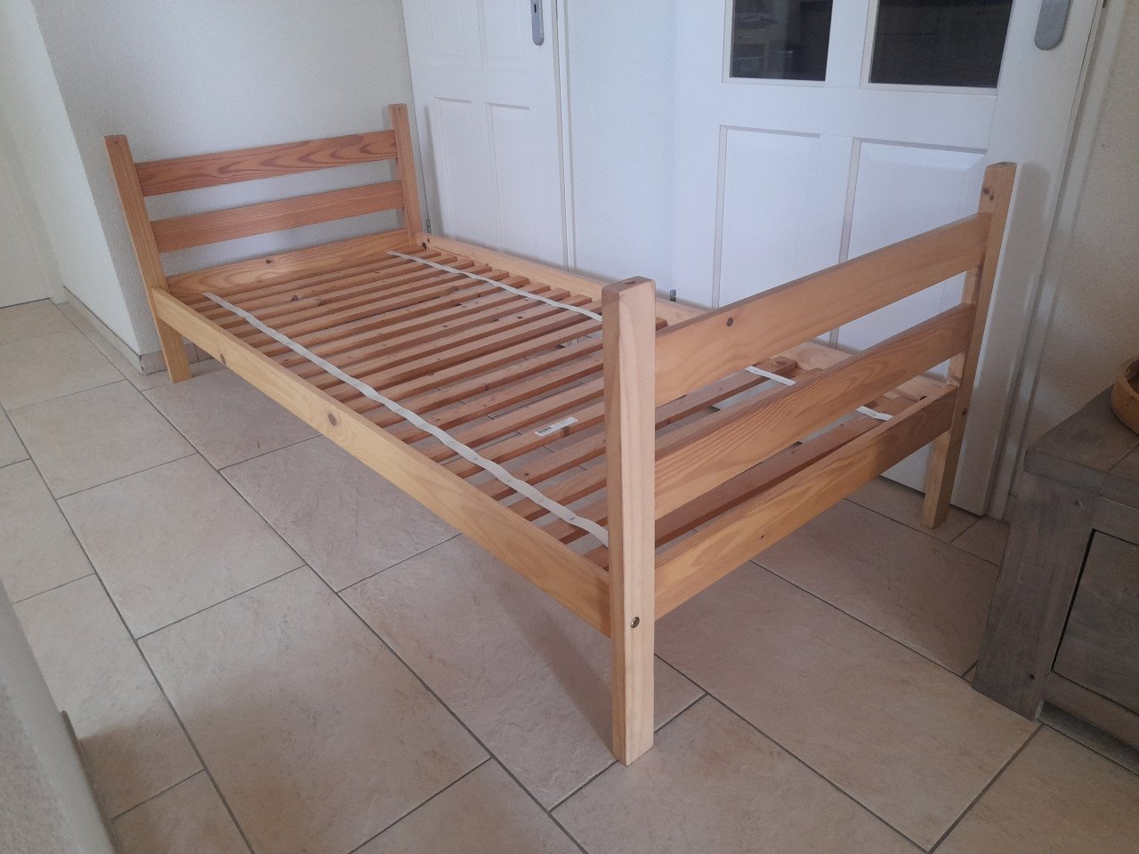 1 persoons bed 90 x 200 ( in goede staat )