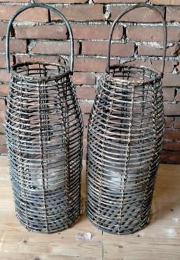2 stuks gevlochten rieten windlichten 55 cm hoog