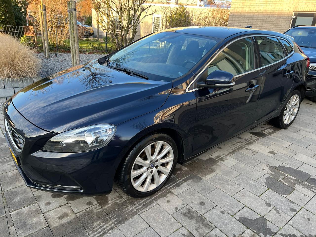 Volvo v40