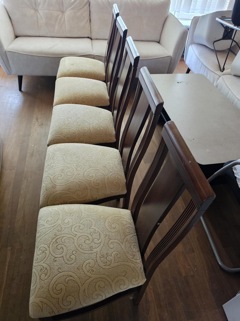 5 stoelen mag weg voor 30 euro.