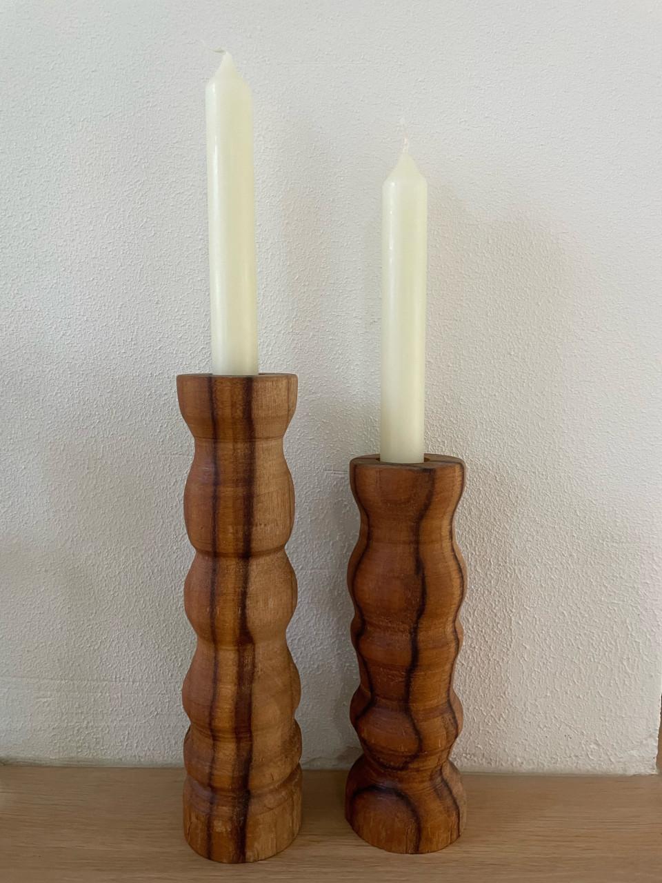 Tapasplanken en kandelaars van teakhout