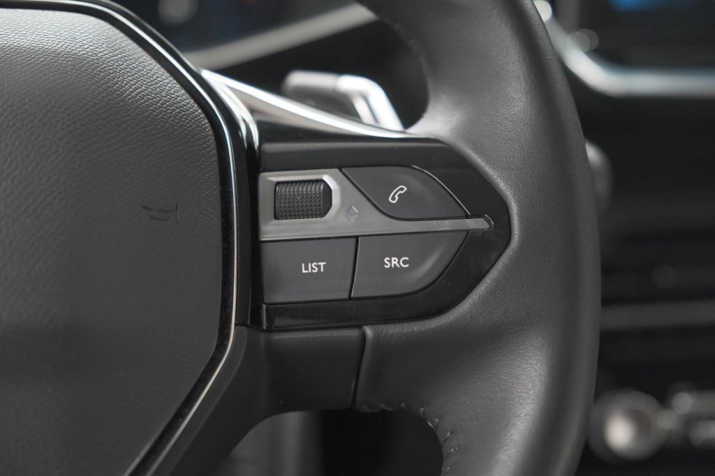 Peugeot 208 puretech 100 eat8 allure pack | camera | navigatie | apple carp