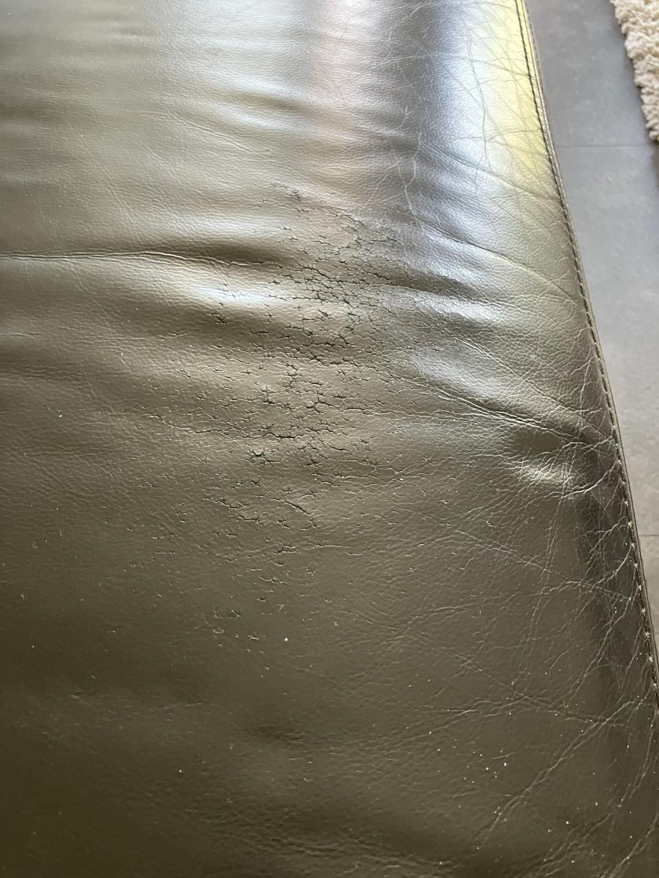 Te koop een zwarte lederen tweezitsbank MAG WEG VOOR 50 EURO