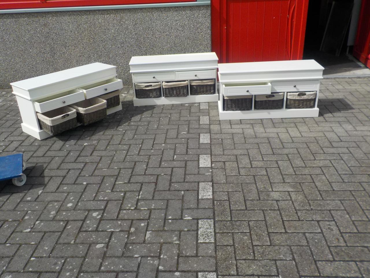 T.v. meubel met 3 mandjes in goede staat