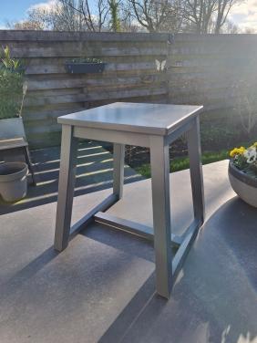 Grijs houten bijzettafeltje / krukje – 44 cm hoog
