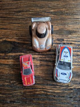3 speelgoedauto's waarvan 1 met frictiemotor