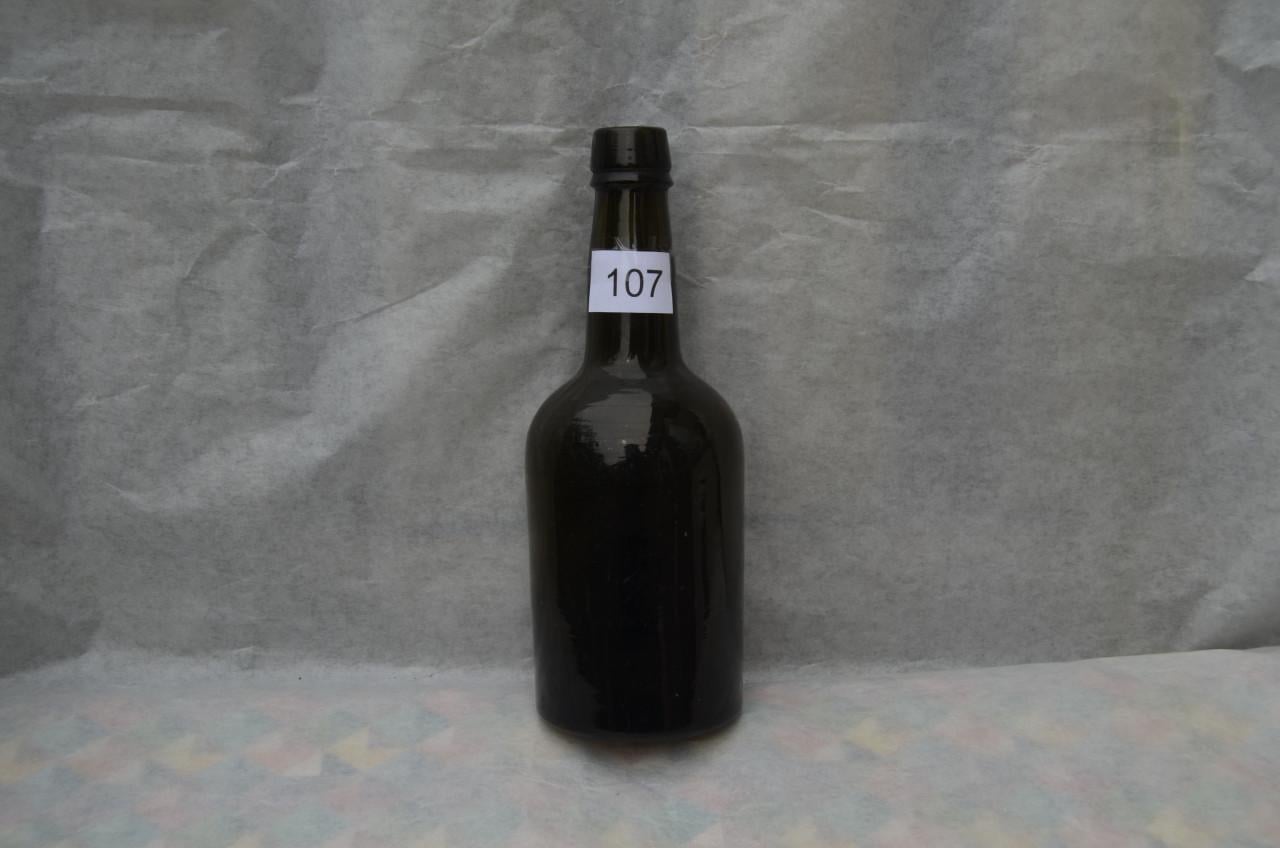 Nog een paar oude soda-, bier- en wijnflessen 19e eeuws