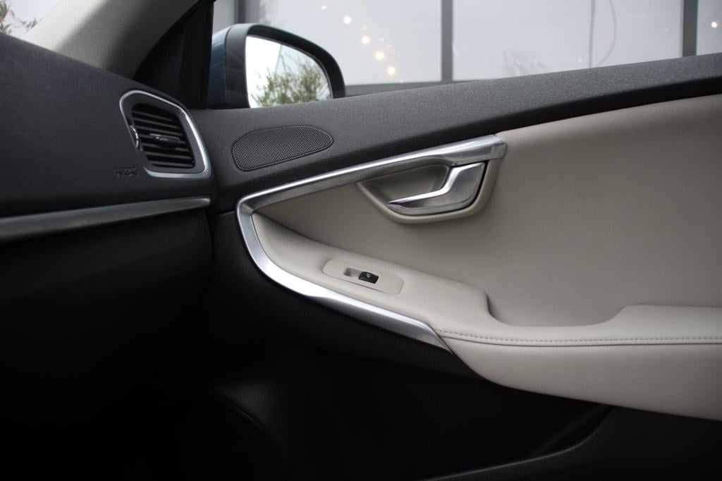 Volvo V40 1.5 t2 signature edition - leder - automaat - panoramadak - camer