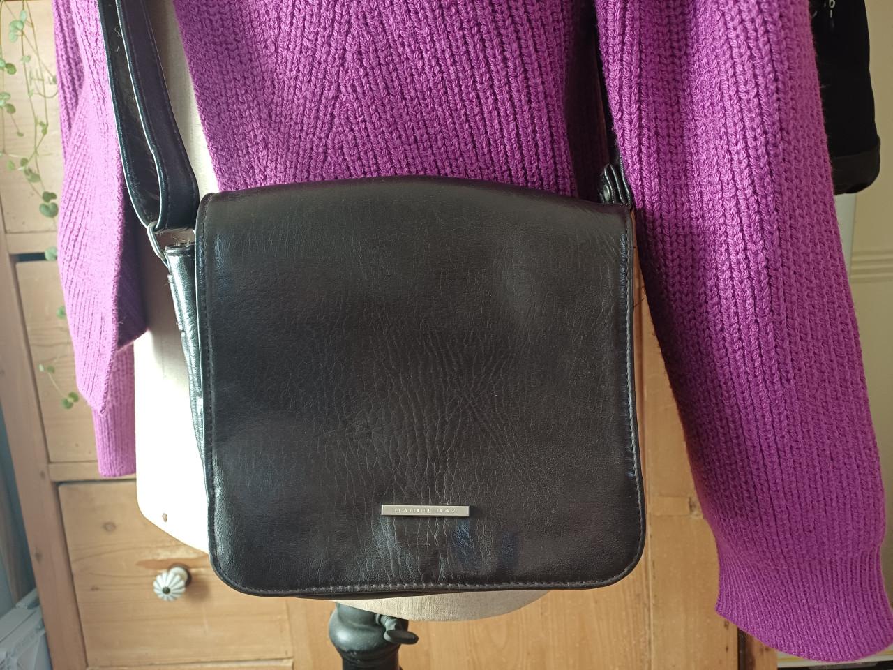 Praktisch schoudertasje, leuk formaat donkerbruin PU leer