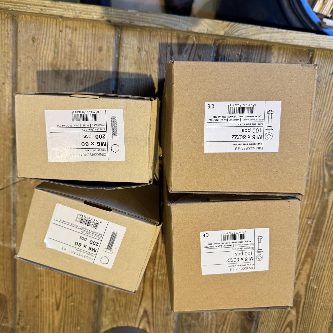 Nieuw in dozen bouten en moeren en ringen