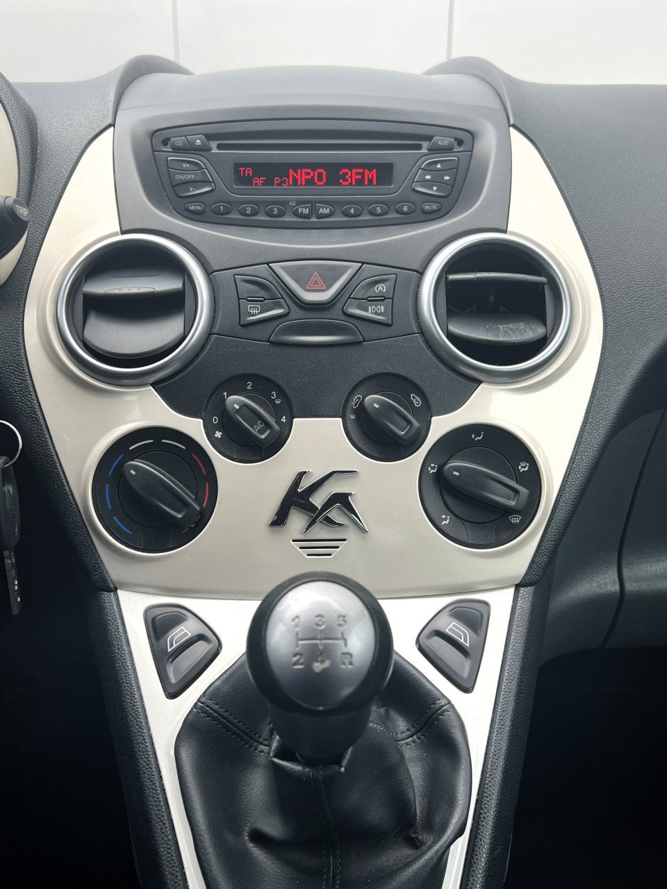 Ford Ka Titanium Parelmoer bouwj. 5-2011 met NAP logisch
