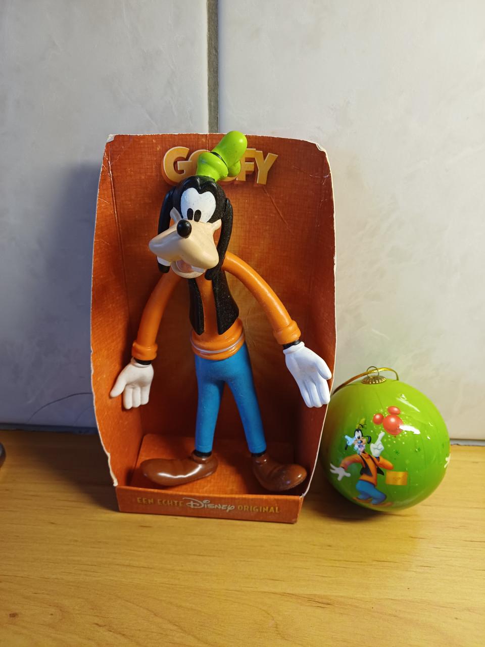 Disney original GOOFY en een kunststof kerstbal van GOOFY