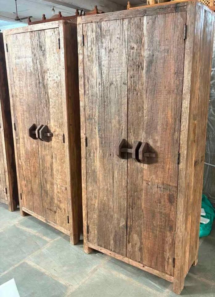 NACHTKASTJES OLD WOOD MAAR OOK ANDERE ITEMS ZOALS TAFELS, STOELEN, KASTEN,