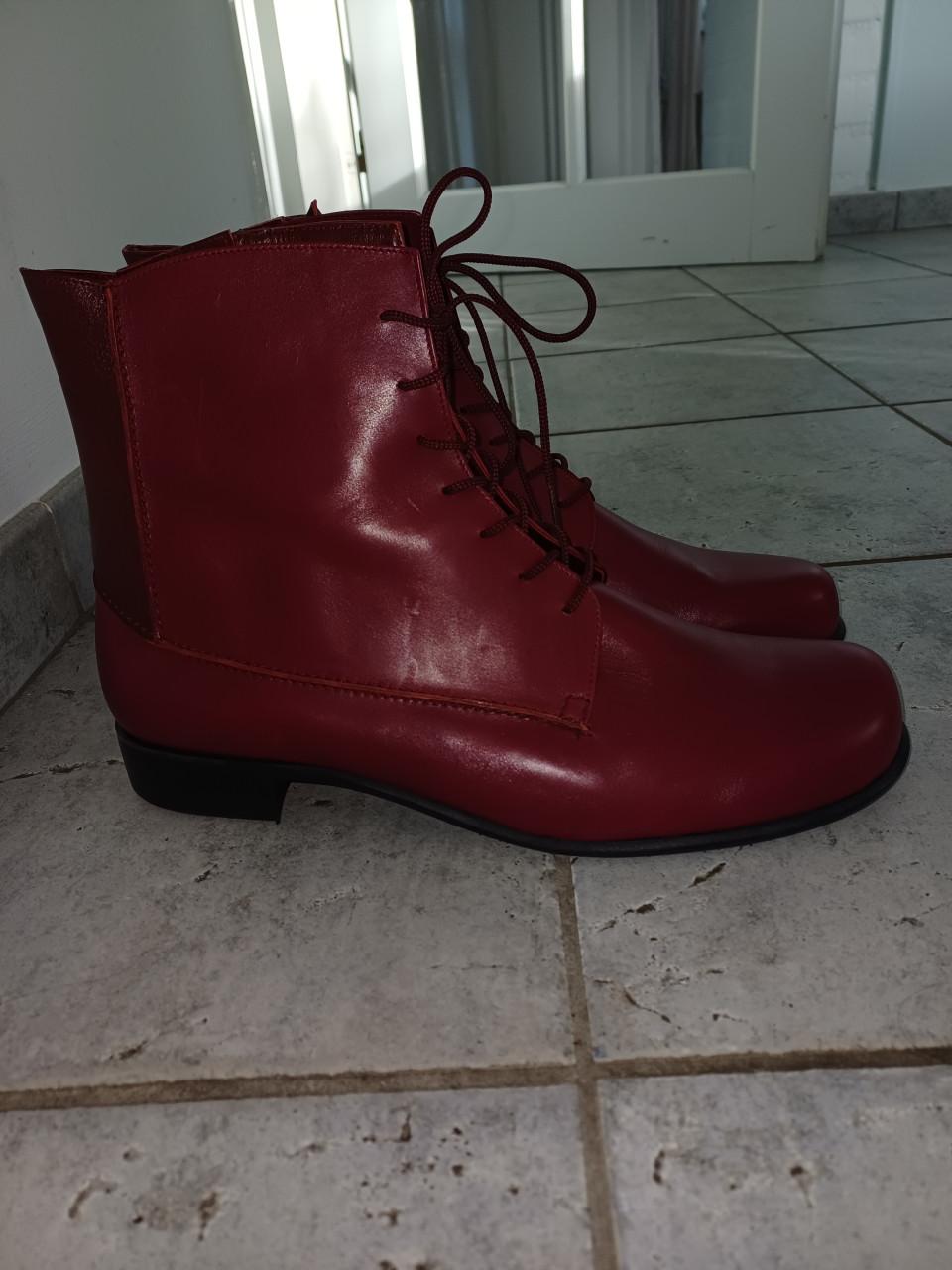 Nieuwe leren rode halfhoge schoenen