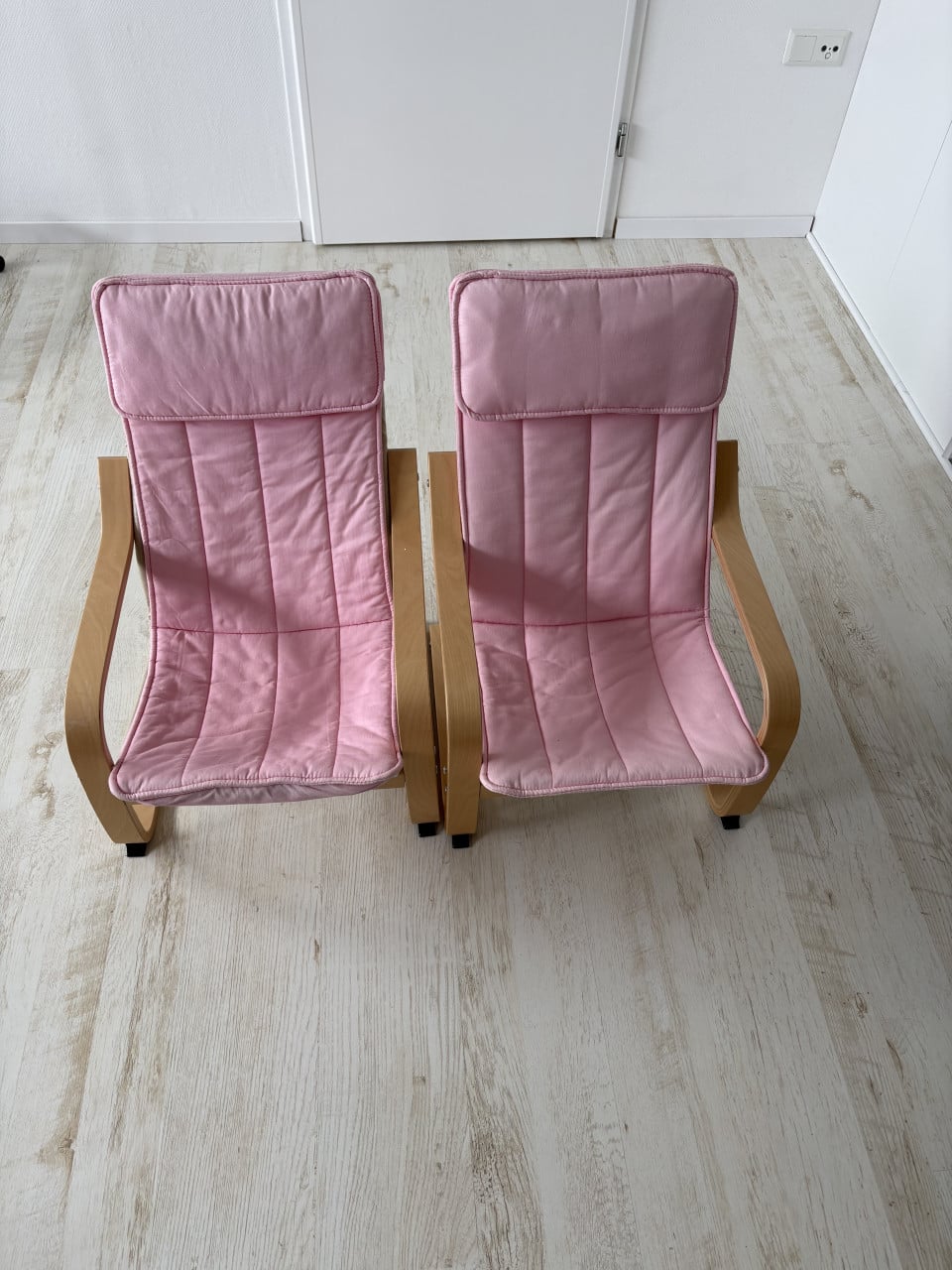 2x IKEA Poäng stoel met roze kussens