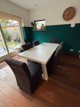 Grote tafel met 6 stoelen. evt apart