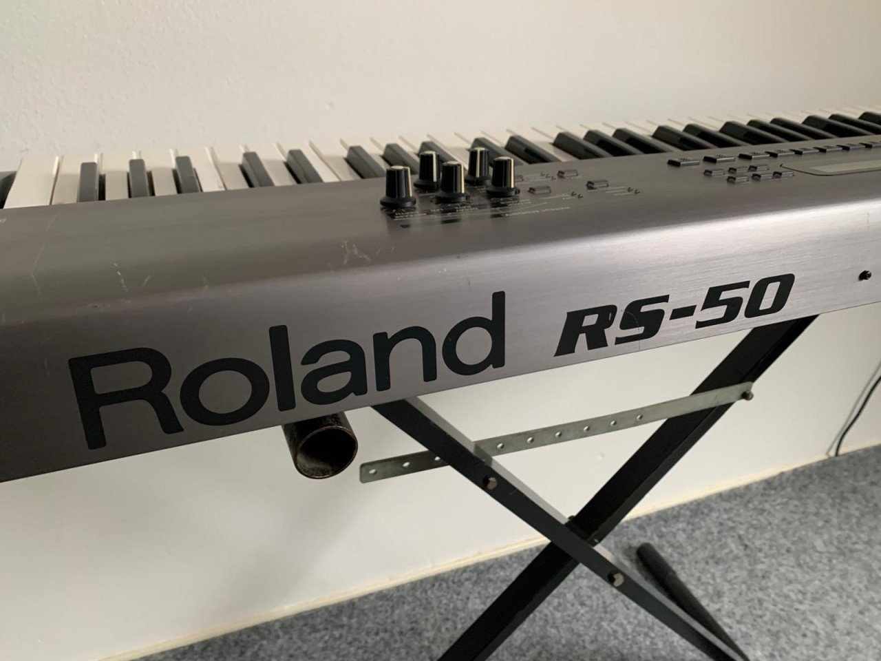 2  synthesizers ( roland rs 50 en Roland Rhodes VK-1000 ) met standaard