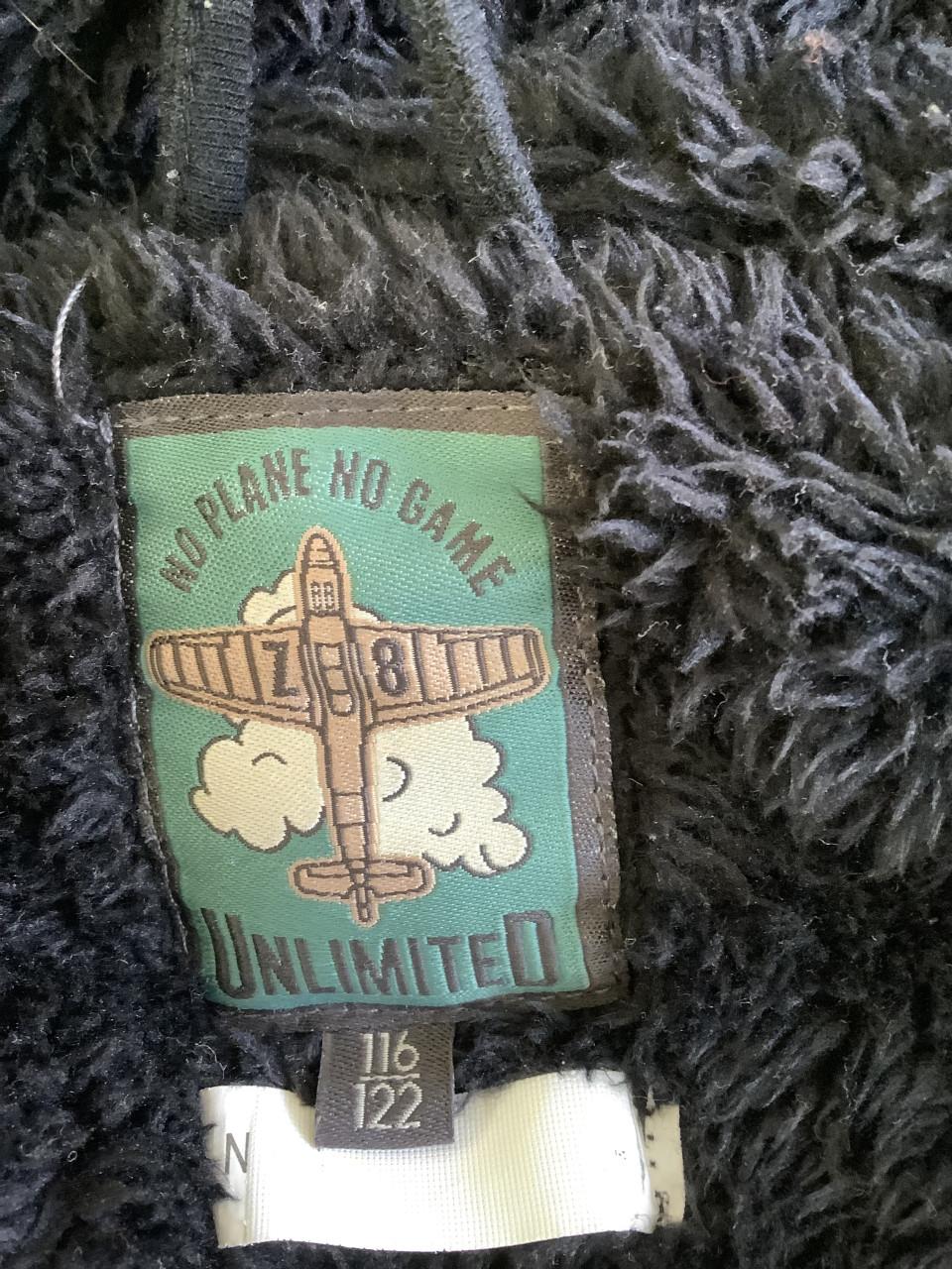 2x borgvesten Z8, jongen maat 116/122, € 25,00 per stuk