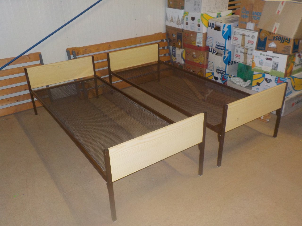 Zeer eenvoudig stapelbed + matrassen in goede staat 80 x 190 cm