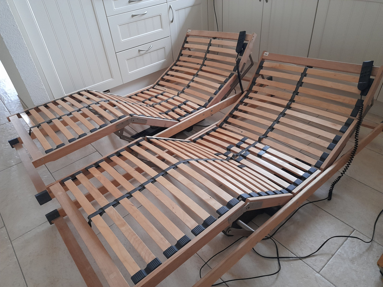 2 x 90 x 200 Elektrisch verstelbare lattenbodems (in goede nette staat )