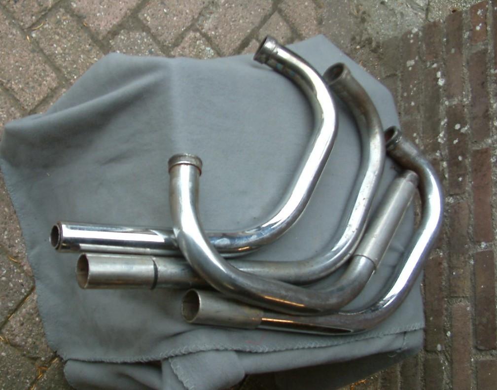Honda bol dor 4 in een uitlaat   en 2 in 1 uitlaat  4 bochten en 2 dempers