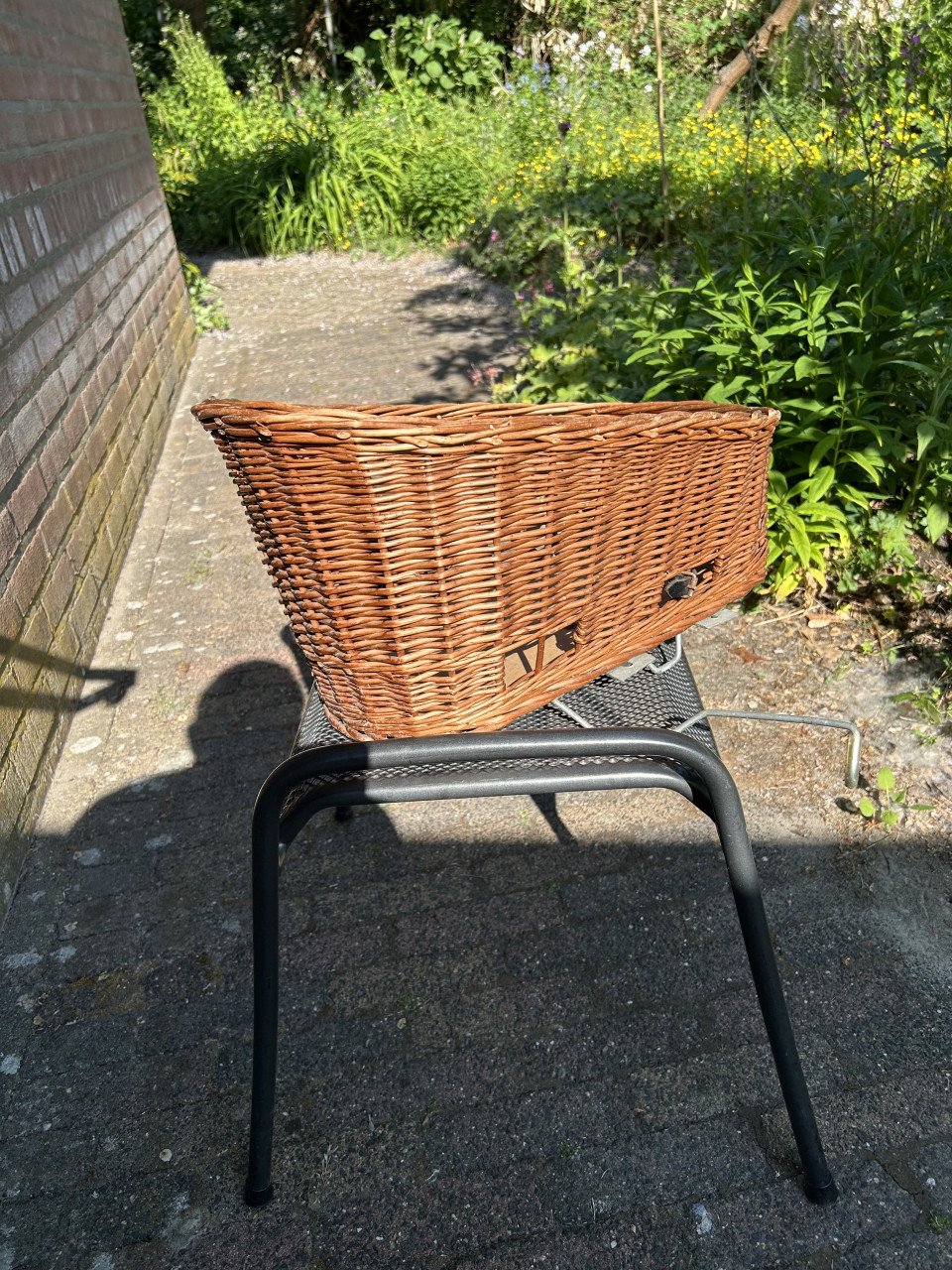 Rieten hondenmandje voor bagagedrager