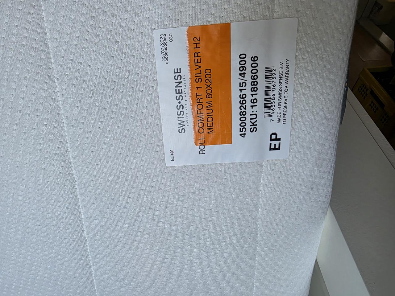 Bed met nachtkastjes