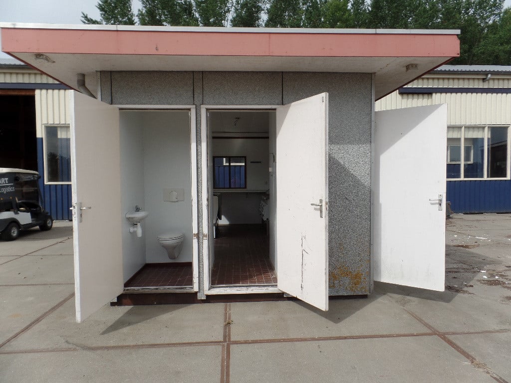 Verkoopunit met betonnen vloer, apart toilet met wastafeltje en rolluik