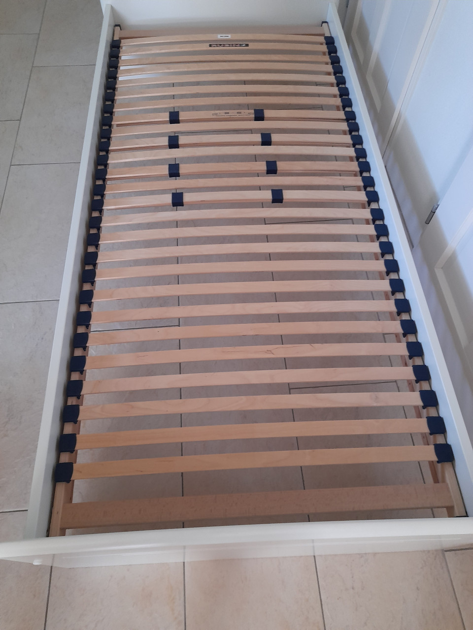 1 persoons bed 90 x 200 (in goede nette staat )