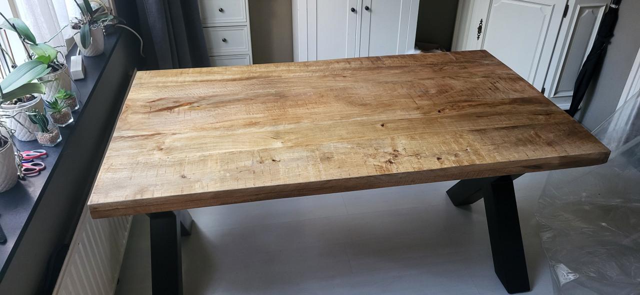 Mooie mangohouten eettafel. 90 x 160.